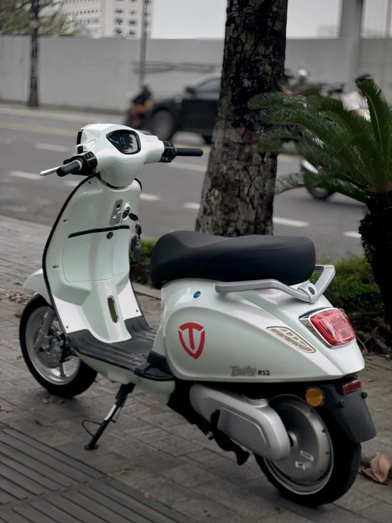 Yên xe được thiết kế rộng, bọc da cao cấp chống thấm